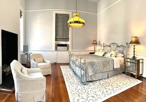 1 bedroom, iron/ironing board, free WiFi, bed sheets - Wieland Suite Spacious 3 rm King Suite, eat in kitchenette, laundry, courtyard view (New Orleans)