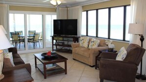 Deluxe Condo, 3 Bedrooms | Living room
