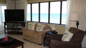 Deluxe Condo, 3 Bedrooms | Living room