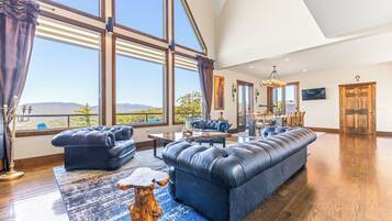 Smart TV, fireplace, stereo