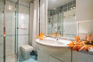Douche, articles de toilette gratuits, sĂšche-cheveux, bidet