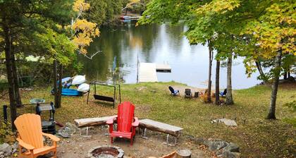 Lovely 3 bedroom family cottage on pristine Lake Kaswakamak.