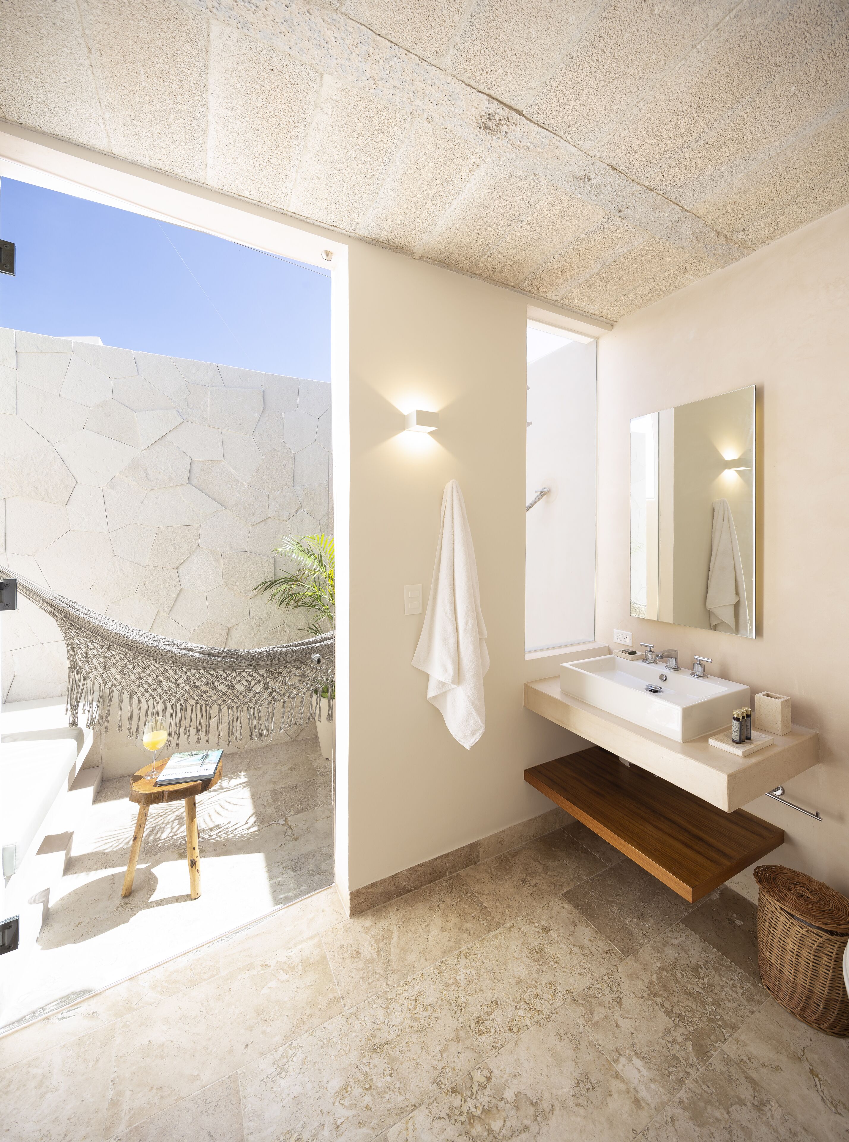 Appartement Prestige (#8) | Salle de bain | Douche, douche cascade, séchoir à cheveux, serviettes fournies