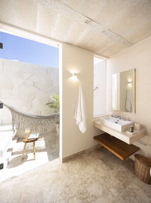 Appartement Prestige (#8) | Salle de bain | Douche, douche cascade, séchoir à cheveux, serviettes fournies