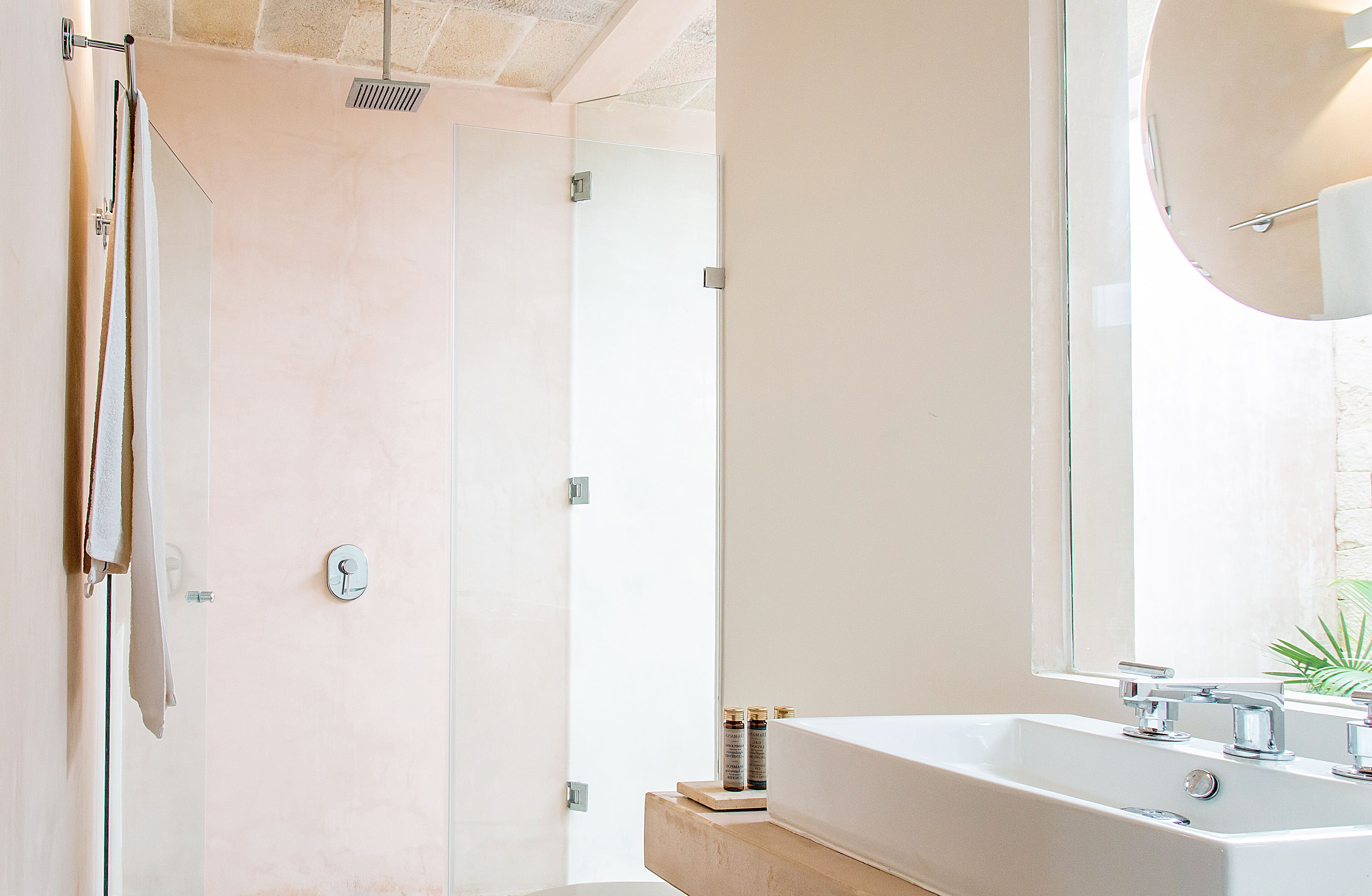 Een moderne badkamer met een ruime wastafel, douche en spiegel.