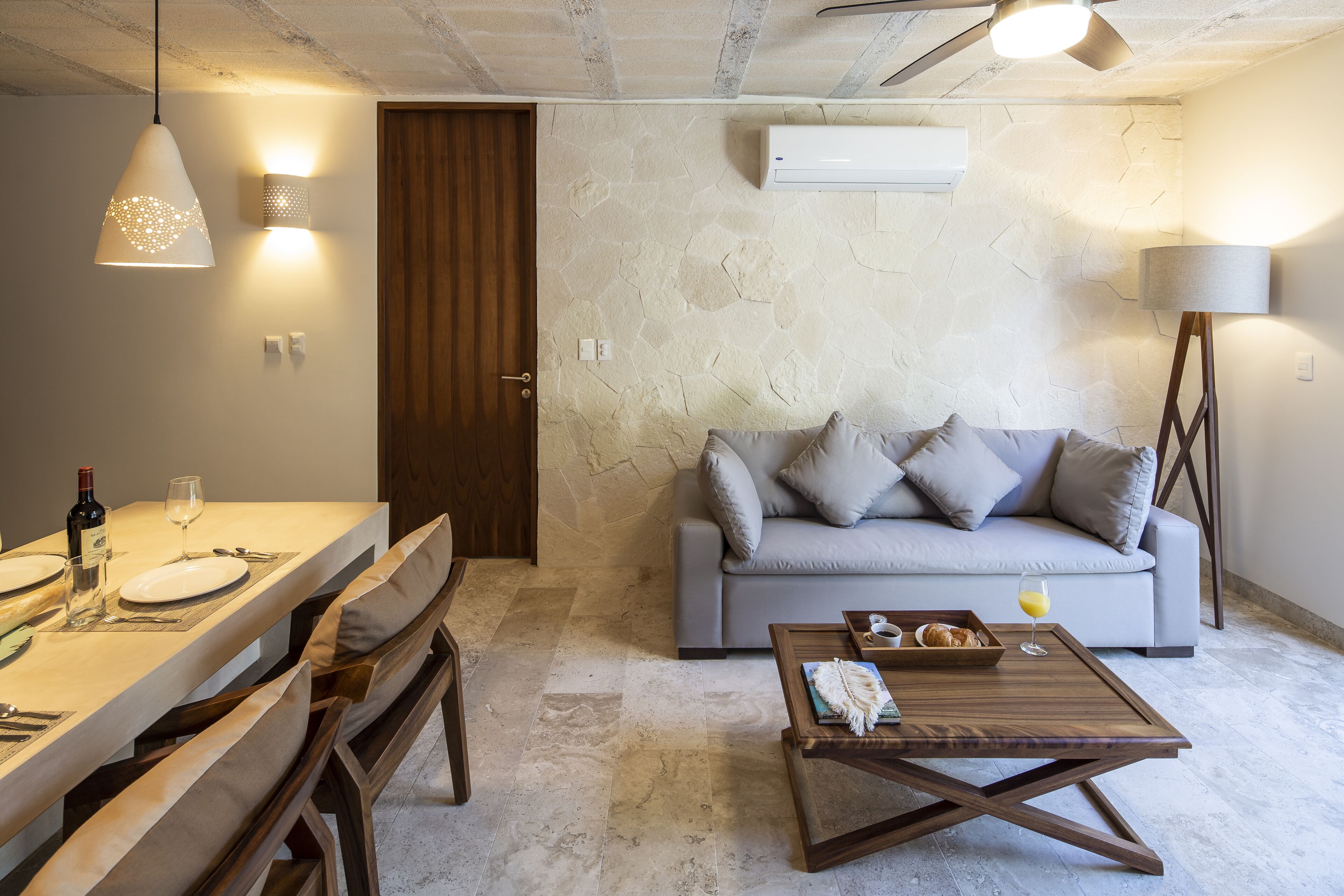 Un salon moderne comprenant un coin repas, un canapé et une table basse.