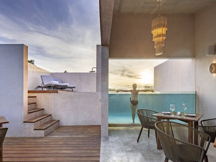 Una piscina al aire libre