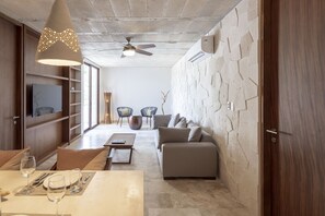 Appartement Premium (#4) | Coin séjour | TV connectée de 49 pouces avec chaînes numériques, télévision