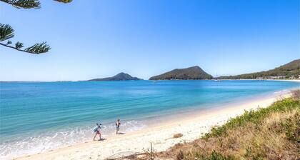 Lorikeet Retreat, 2/117 Tomaree Rd - Pet Friendly, Air Conditioned Holiday House