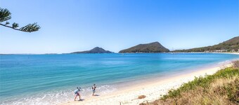 Lorikeet Retreat, 2/117 Tomaree Rd - Pet Friendly, Air Conditioned Holiday House