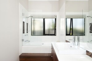 Combined shower/bathtub, hair dryer, towels, soap - Harbour Views - Stunning Sea and Otway Ranges Views (Apollo Bay)