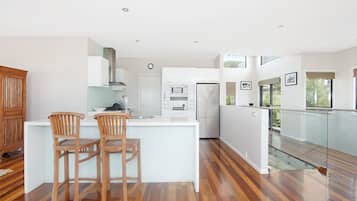 雪櫃、微波爐、焗爐、爐具