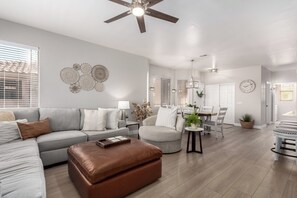 Smart TV - Gated Luxury Condo. 3 King beds!  Alta Mesa Resort golf course view! (Mesa)