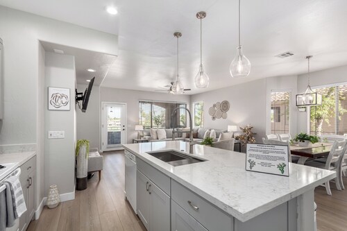 Gated Luxury Condo. 3 King beds!  Alta Mesa Resort golf course view!