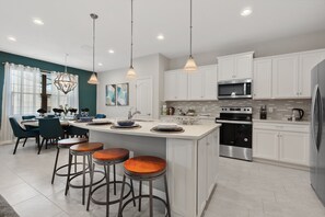 Fridge, microwave, oven, stovetop - PROMO Modern 5 BR Villa with Pool/Spa,Resort  - by Blue Sky Villas (Kissimmee)