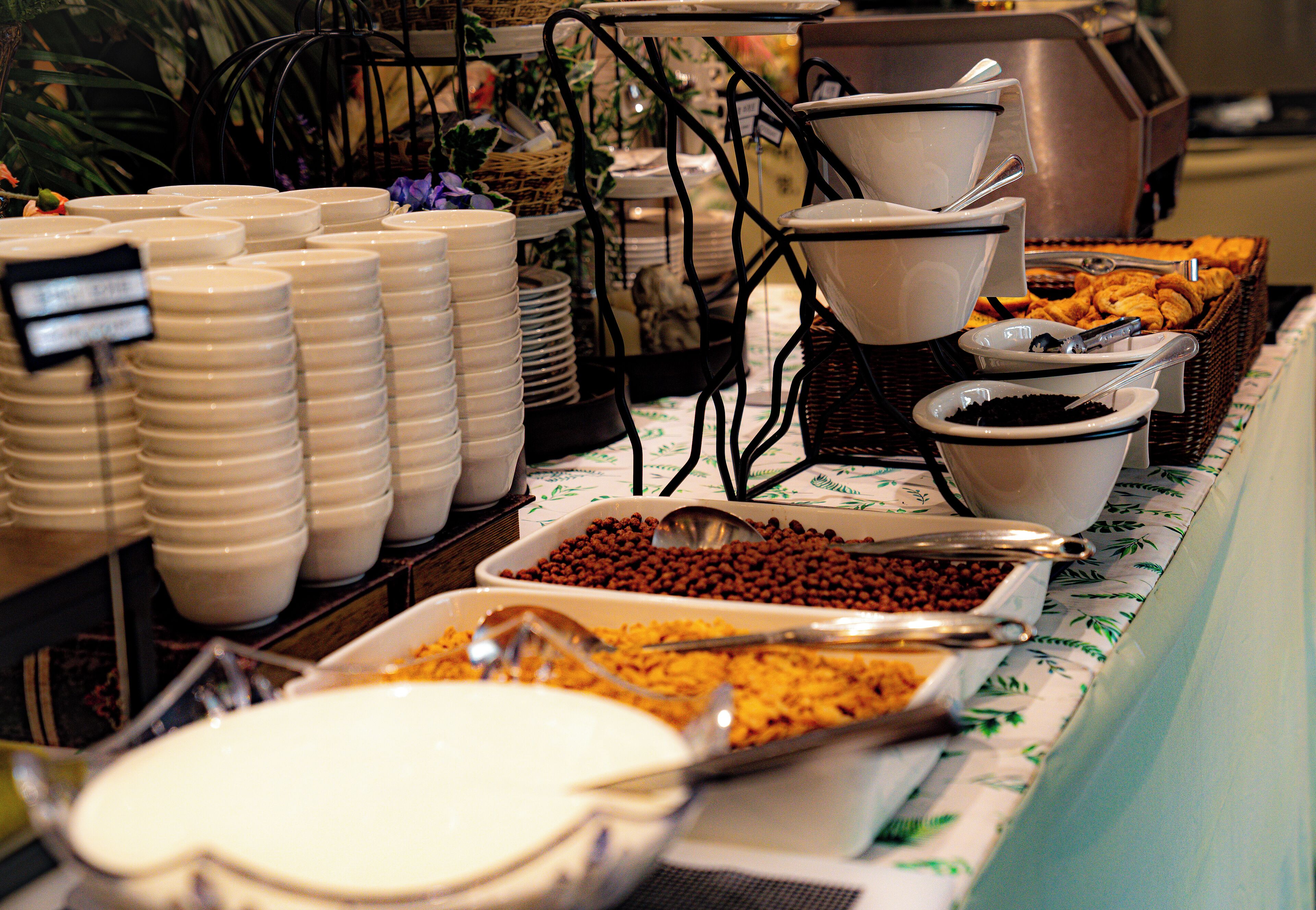 Un buffet proposant divers plats et assortiments de couverts.