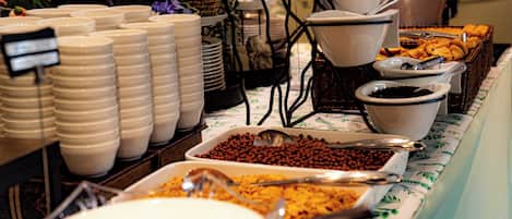 Un buffet proposant divers plats et assortiments de couverts.