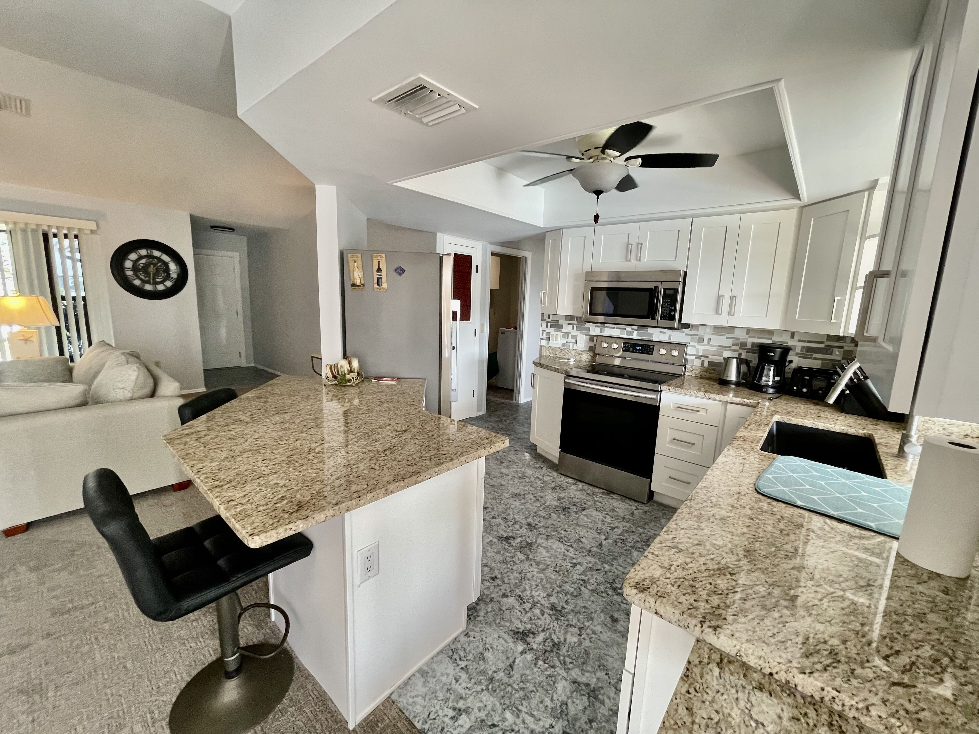 Frigorifero, microonde, forno, piano cottura