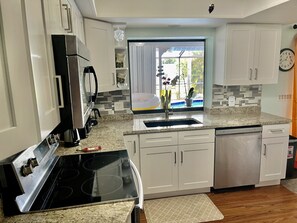 Fridge, microwave, oven, stovetop - cute house with pool with canal view  (Rotonda West)