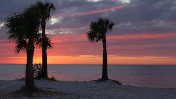 海灘、躺椅、沙灘巾