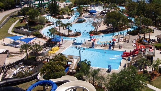 Un parco acquatico con diverse scivoli e un'ampia area piscine.