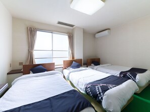 Habitación triple, fumadores | Wifi gratis y ropa de cama