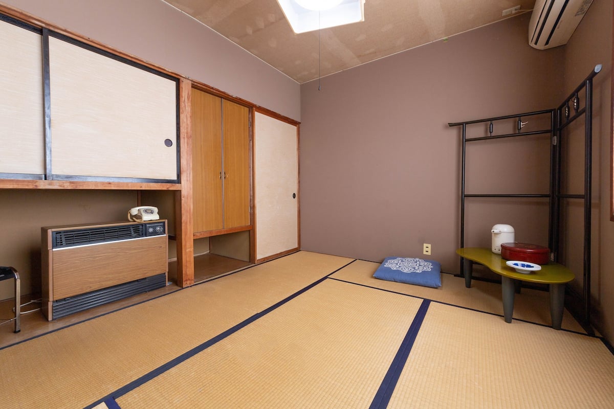 Japanese Room with Shared Washroom - Triple (Smoking) | Free WiFi, bed sheets