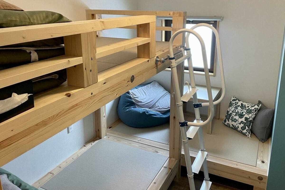 Habitación superior con 2 camas individuales | Wifi gratis y ropa de cama