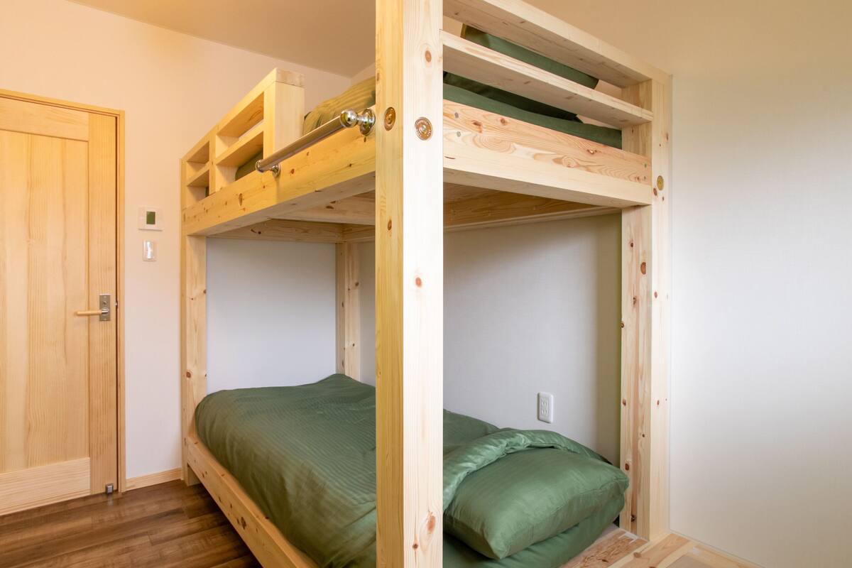 Habitación triple, para no fumadores, baño compartido | Wifi gratis y ropa de cama