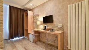 A modern bathroom with a shower, a toilet, and a sink. - Veneto Suite Rome (Rome)