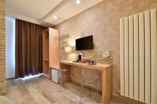 A modern bathroom with a shower, a toilet, and a sink. - Veneto Suite Rome (Rome)