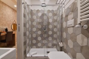 A modern bathroom with a shower, toilet, and sink. - Veneto Suite Rome (Rome)