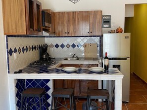 Wasserkocher mit Kaffee-/Teezubehör, Kühlschrank, Mikrowelle, Herdplatte