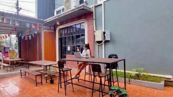 المنشأة من الداخل