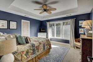 4 bedrooms, desk, iron/ironing board, Internet