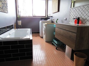 Bathtub, hair dryer, towels, soap - Spacious and Secluded, The Suenaga Suite (Wentworth Falls)