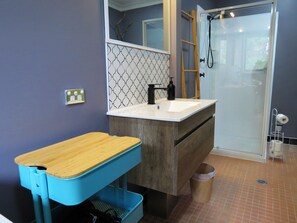 Bathtub, hair dryer, towels, soap - Spacious and Secluded, The Suenaga Suite (Wentworth Falls)
