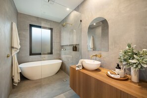 Bathtub, towels, soap, shampoo - LUXE poolside living, in the heart of Flinders. (Flinders)