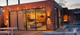 LUXE poolside living, in the heart of Flinders.
