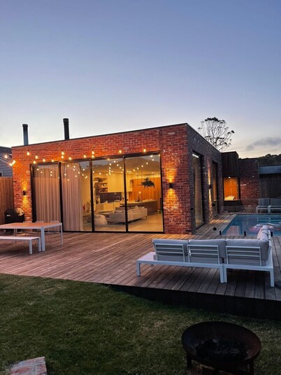 LUXE poolside living, in the heart of Flinders.