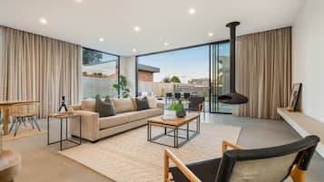 Smart-TV, Kamin, Tischtennisplatte