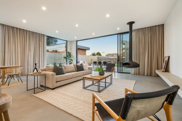 Smart-TV, Kamin, Tischtennisplatte