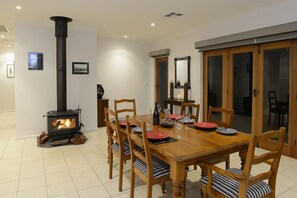 Luxury House, 3 Bedrooms | Makan dalam bilik