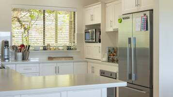 Luxury House, 3 Bedrooms | Private kitchen | Fridge, microwave, stovetop, dishwasher