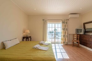 4 chambres, fer et planche à repasser, accès au Wi-Fi (inclus)