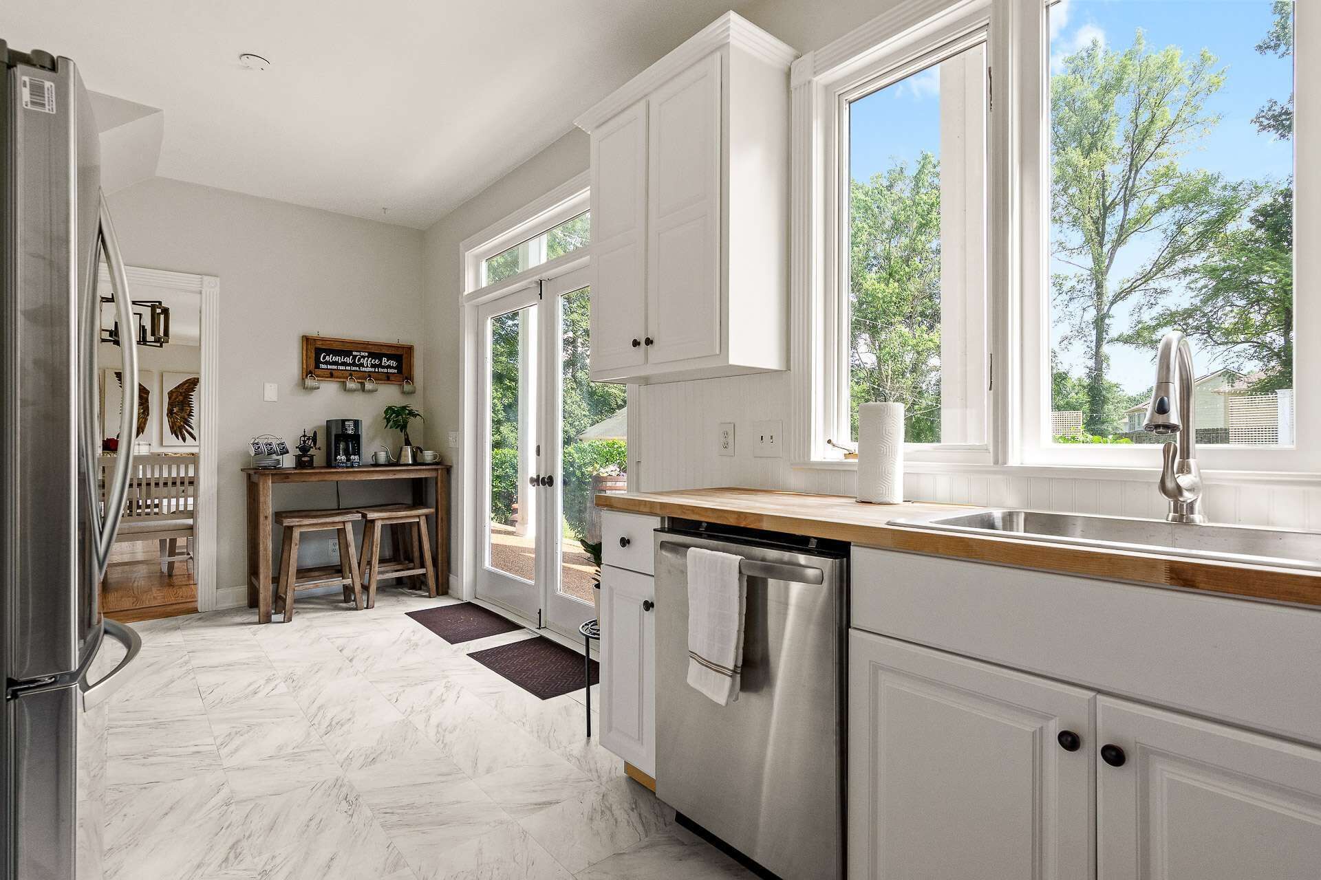 Refrigerador, lavavajillas y cafetera y tetera 