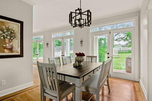 Colonial Manor ~ Newly Improved ~ CLEAN ~ Family Estate ~ Easy 30 min drive to Nashville or Franklin