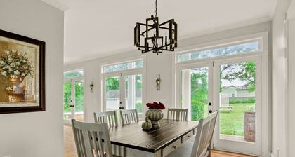 Colonial Manor ~ Newly Improved ~ CLEAN ~ Family Estate ~ Easy 30 min drive to Nashville or Franklin