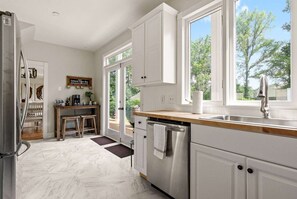 Kjøleskap, oppvaskmaskin og kaffetrakter/tekoker