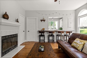 Smart TV, caminetto, studio